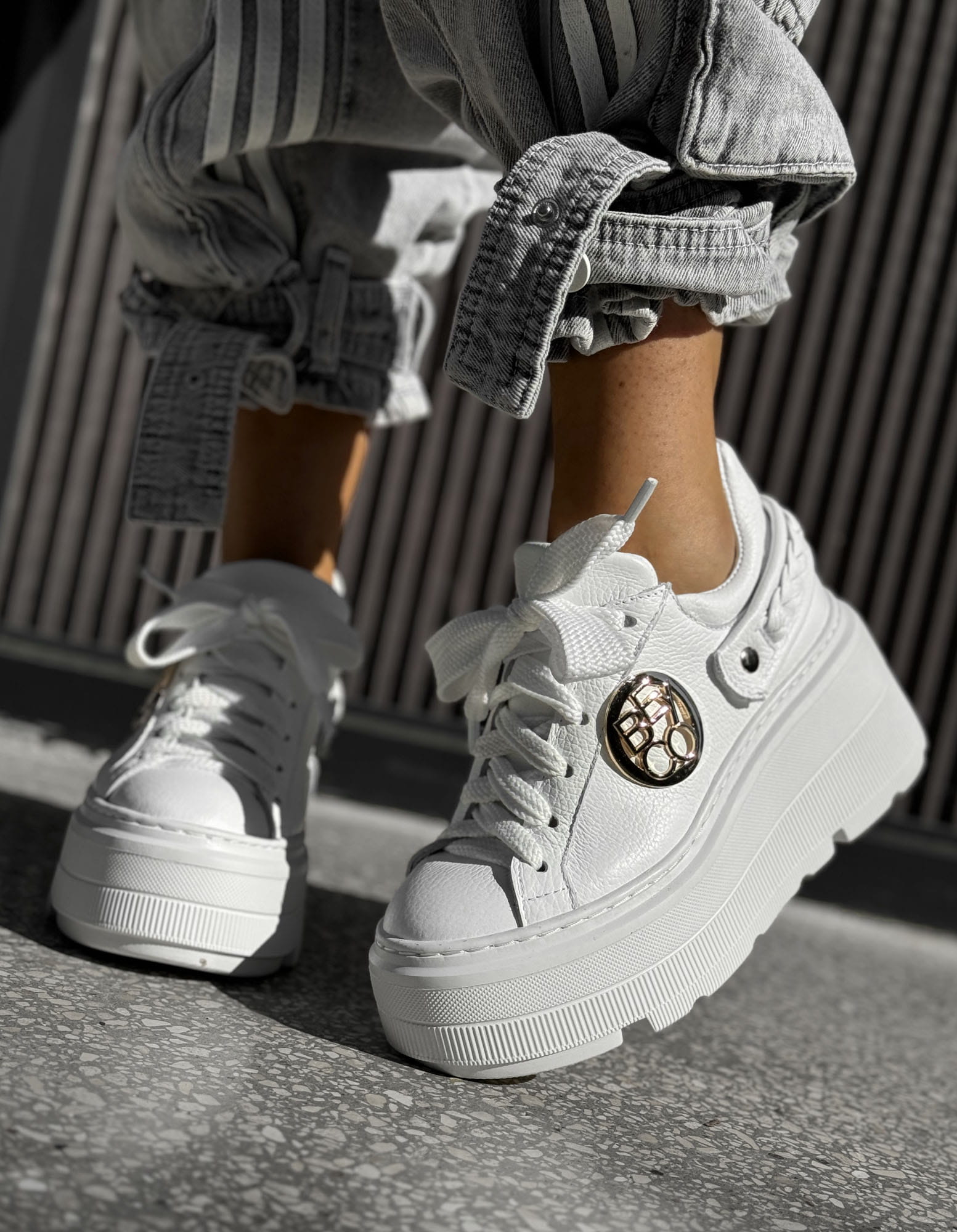 Skórzane sneakersy na grubej podeszwie sn61 biały Beyco