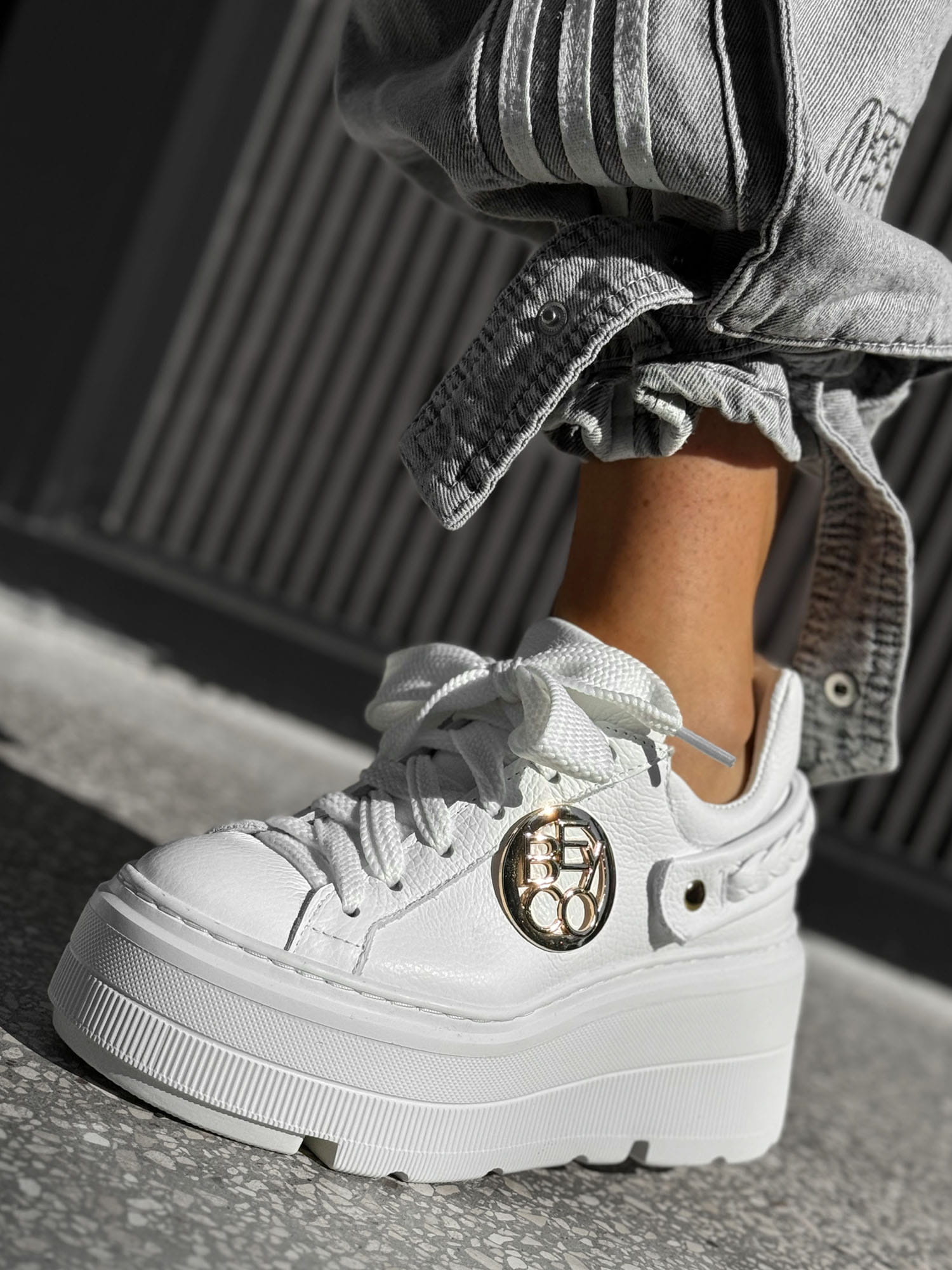 Skórzane sneakersy na grubej podeszwie sn61 biały Beyco - Image 4