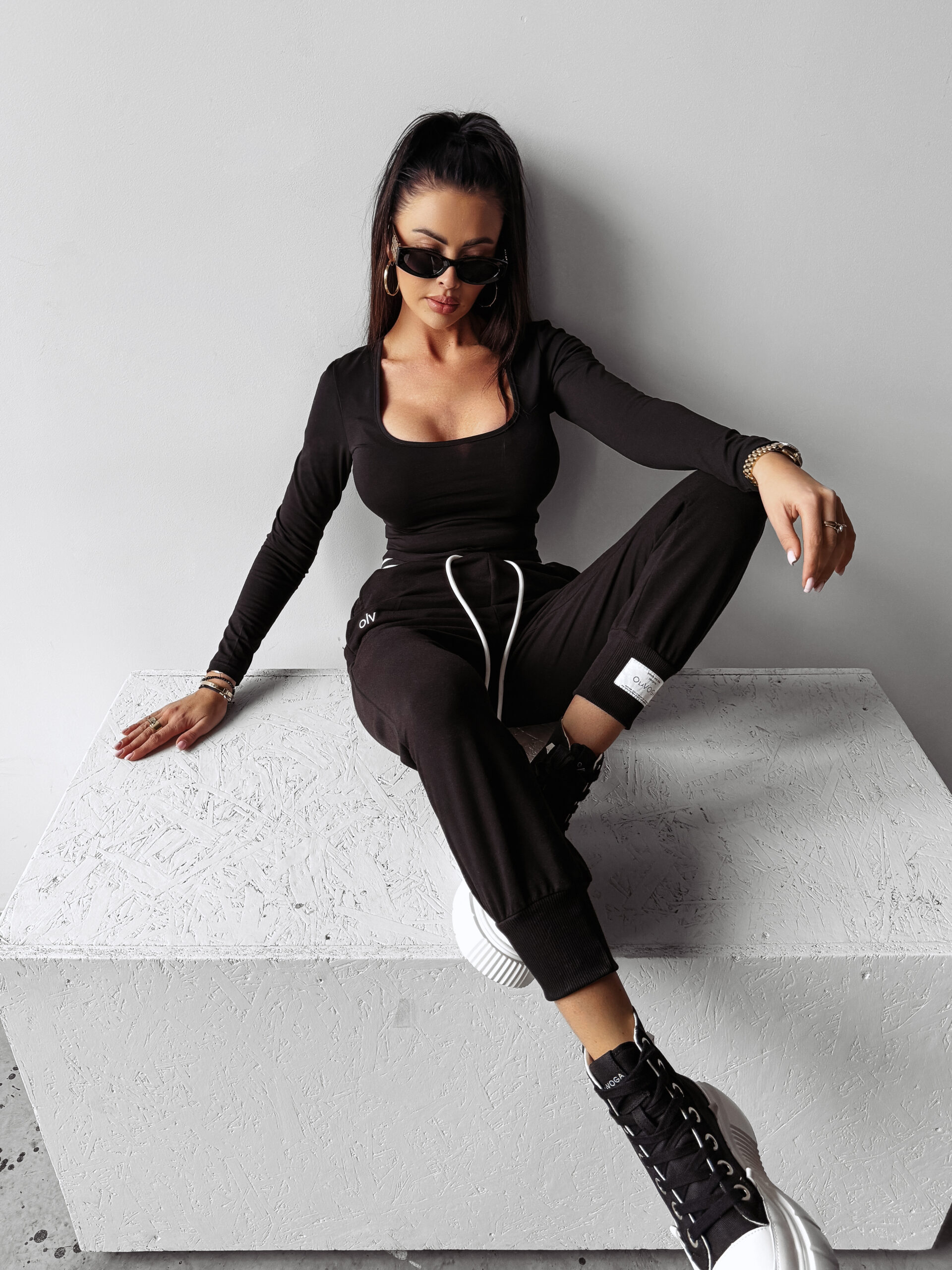 MIRACLE 2025 SPODNIE DAMSKIE OLAVOGA Czarne - obrazek 2